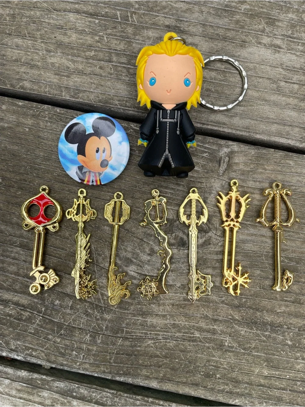 Kingdom Hearts Collector Lot – 7 Metal Keyblades + Roxas Keychain + Mickey Pin